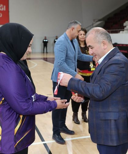 4. Kamu Spor Oyunları’nda Dereceye Giren Kurum Çalışanlarına Vali’den Kupa