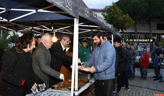 Kuşadası Belediyesi, Davutlar Mahallesi’nde iftar yemeği düzenledi