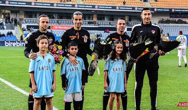 Başakşehir-Sivasspor Maçı Öncesi Çocuklardan Hakemlere Çiçek Takdimi