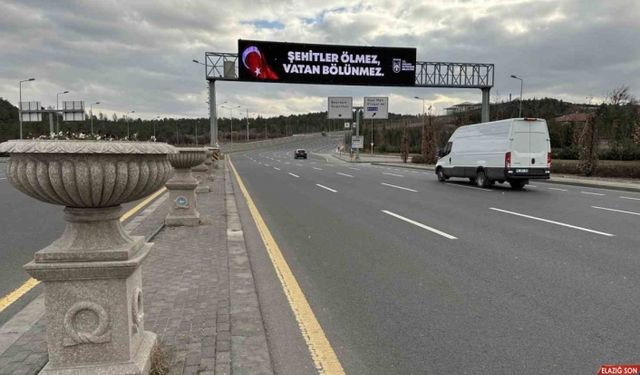 Ankara’daki ekranlara “Şehitler Ölmez Vatan Bölünmez” yazıları yansıtıldı