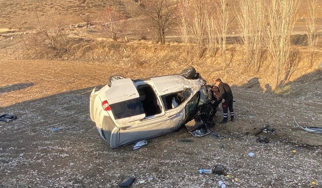 Erzincan'da hafif ticari aracın şarampole devrildiği kazada 4 kişi yaralandı