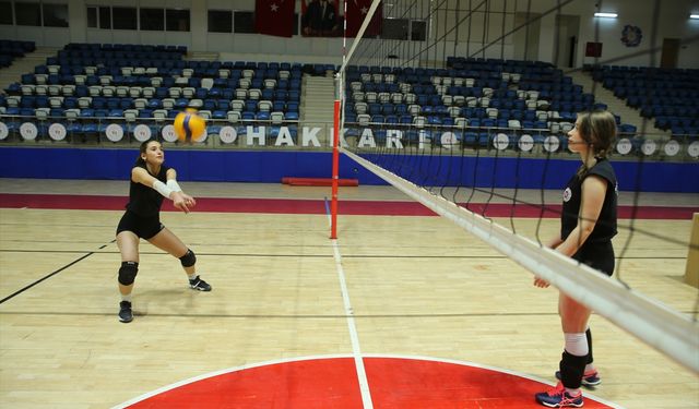 Hakkari'nin kadın voleybolcuları 1. Lig'e odaklandı
