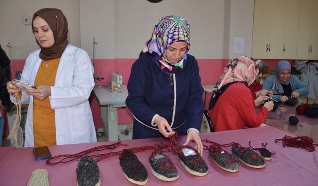 Muş'ta asırlık harik sanatı kadınlar eliyle canlandırılıyor