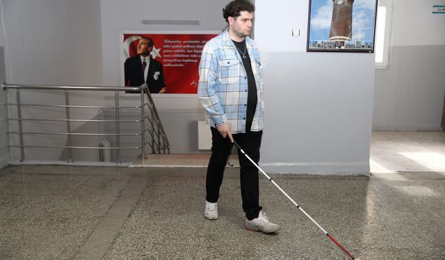 Yapay zekanın görüntü betimleme özelliği görme engelli öğretmene kolaylık sağlıyor