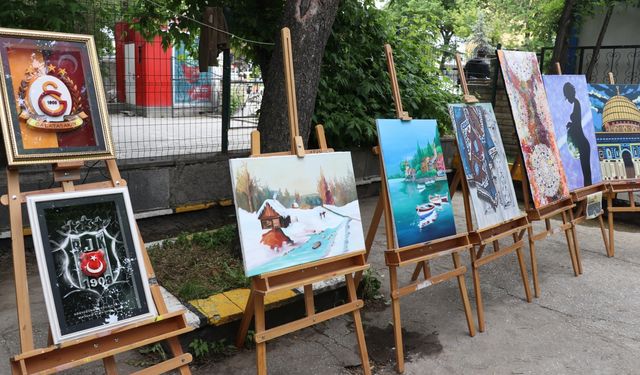 Ağrı'da kursiyer kadınların atık malzemelerden dönüştürdüğü el emeği ürünler sergilendi