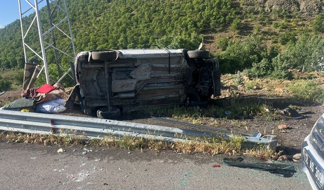 Bingöl'de takla atan hafif ticari araçtaki 5 kişi yaralandı