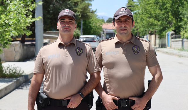 Erzincan'da nefes borusuna yiyecek kaçan bebek, bekçinin Heimlich manevrasıyla kurtarıldı