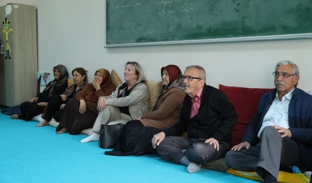 Erzincan'da nineler ve dedeler torunları için masal öğreniyor
