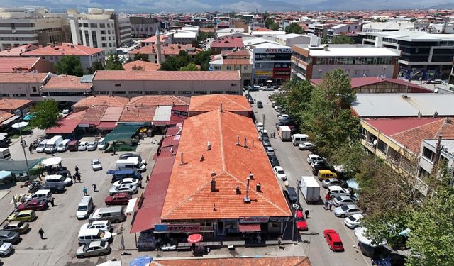 Erzincan'daki yangında zarar gören dükkan çatıları onarıldı