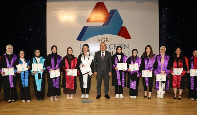 Mezuniyet coşkusunun yaşandığı AİÇÜ'de başarılı sporcular ödüllendirildi