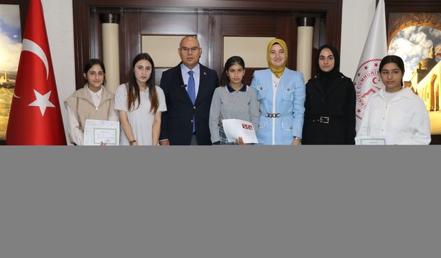 Ağrı'da ev ziyaretleriyle yeniden okula kazandırılan öğrenciler karne sevinci yaşadı