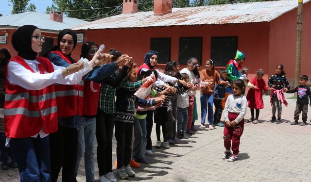 Ağrı'da Kızılay gönüllüleri saç bakımını yaptıkları köy çocuklarını oyunlarla eğlendirdi