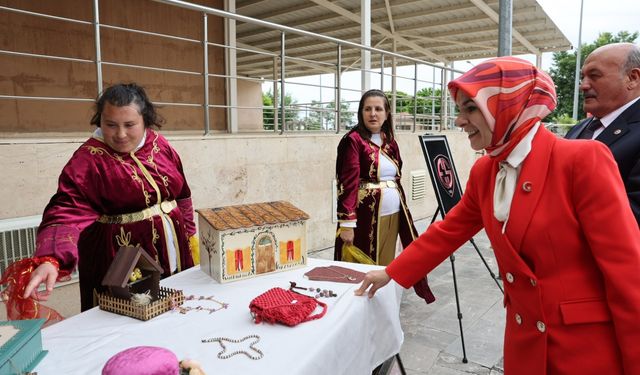 Aile ve Sosyal Hizmetler Bakanı Göktaş, Erzincan'da şehit ailesini ziyaret etti