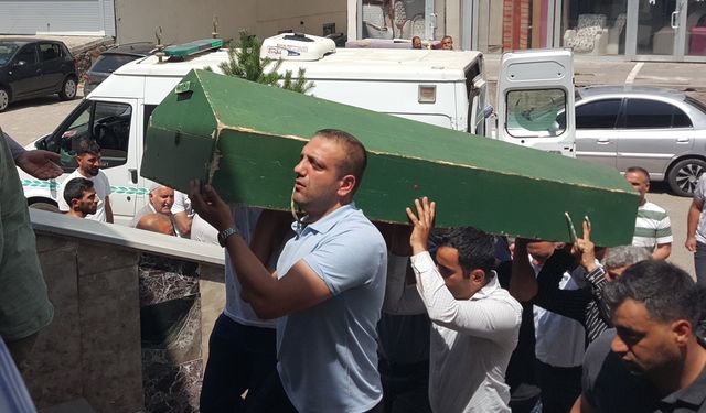 Antalya'daki trafik kazasında hayatını kaybeden üniversite öğrencisinin cenazesi Bingöl'de defnedildi