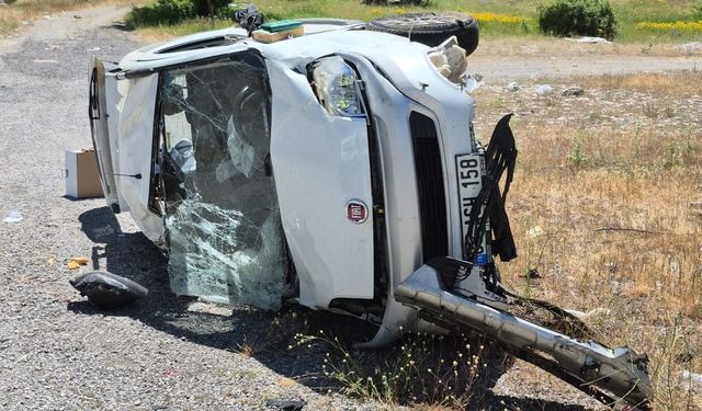 Erzincan'da devrilen hafif ticari araçtaki 4 kişi yaralandı