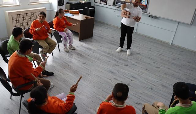 Erzincan'da özel öğrenciler, müzik sınıfında yaşam becerilerini geliştiriyor