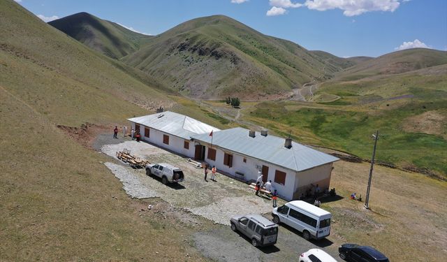 Hayat kurtaran eller bu kez boya fırçasıyla köy okulunu yeniledi