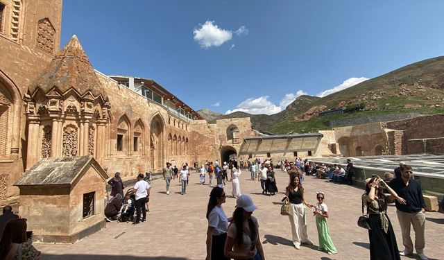 İshak Paşa Sarayı bayramda ziyaretçilerini ağırlıyor