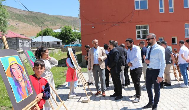 Karlıova'da öğrencilerden yıl sonu resim sergisi