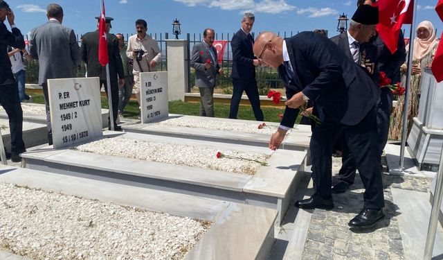 Ağrı'da çevre düzenlemesi tamamlanan şehitlik ziyaret edildi