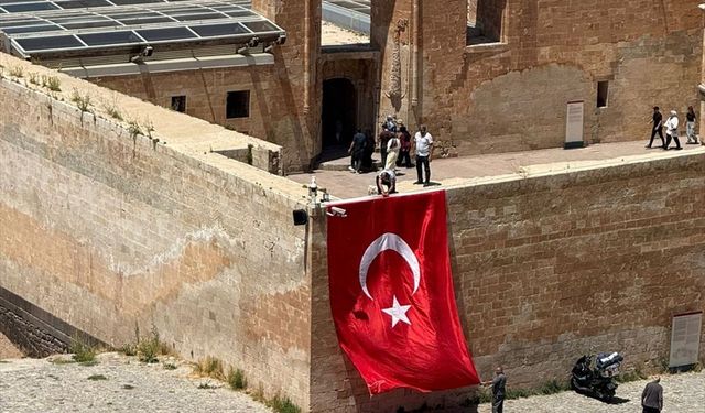 Ağrı'da kamu binalarına ve caddelere "Terörsüz Türkiye"ye destek için Türk bayrakları asıldı