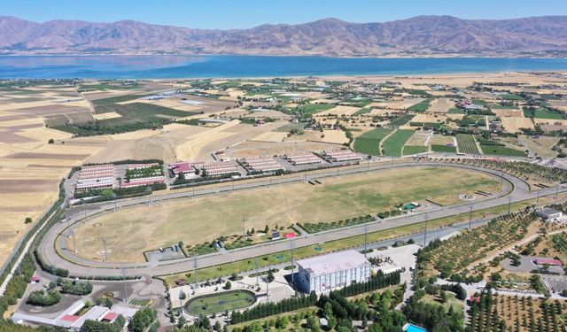 Çevre dostu hipodromdaki "Geri Dönüşüm Kütüphanesi"nde çocuklara kitap sevgisi aşılanıyor