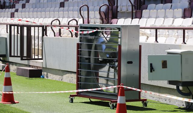 Diyarbakır ve Elazığ'da statlardaki çimler kavurucu sıcaktan perdeleme ve fan sistemiyle korunuyor