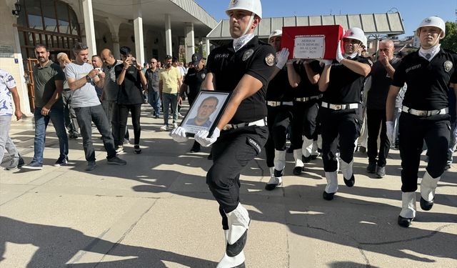 Diyarbakır'da trafik kazasında vefat eden polis memuru Elazığ'da son yolculuğuna uğurlandı