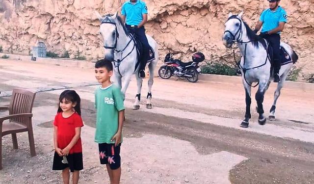 Keban'da atlı jandarma timi devriye yaptı