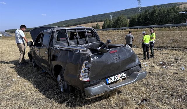 Ardahan'da kamyonetin devrilmesi sonucu 3 kişi yaralandı