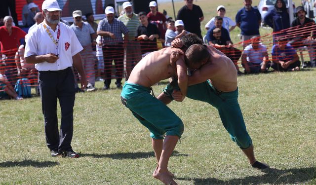 'EİT 2025 Turizm Başkenti Erzurum' etkinlikleri kapsamında karakucak güreşleri yapıldı