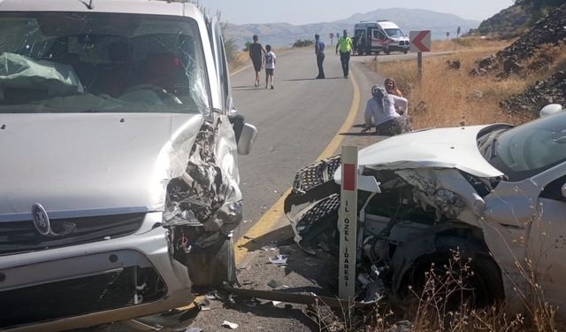 Elazığ'da otomobil ile hafif ticari aracın çarpıştığı kazada 6 kişi yaralandı