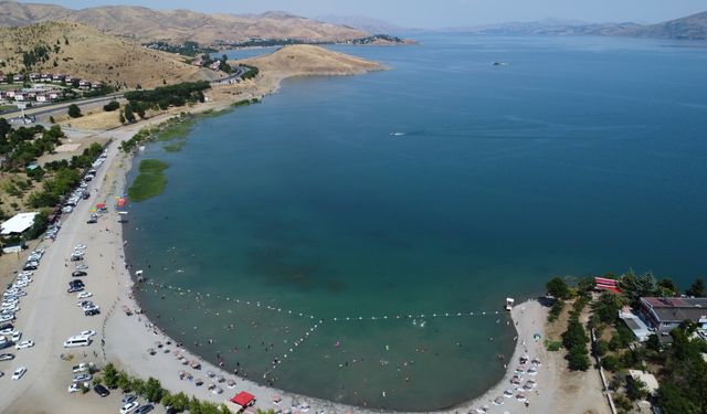 Hazar Gölü sahili kavurucu sıcaktan bunalanların adresi oluyor