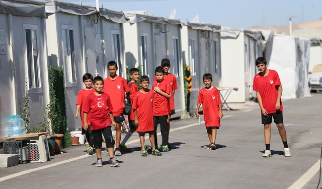 Konteyner kentteki çocuklar TFF sayesinde çim sahada futbol eğitimi alıyor