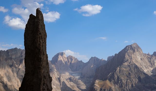 Milli dağcılar Fındık ve Aktuyun, Hakkari'de 'Cafer Kulesi'ne tırmandı