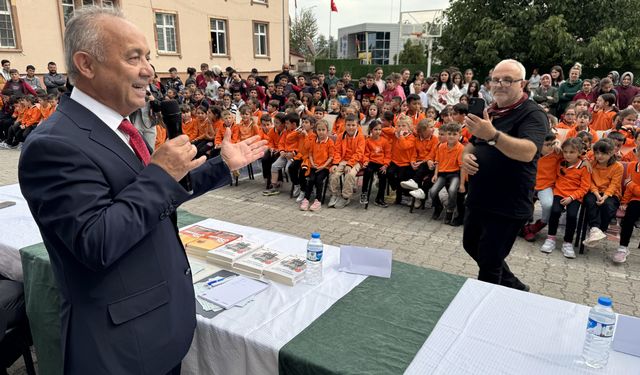 Ardahan'da bir gurbetçi eşekle dolaşıp öğrencilere kitap ve kırtasiye malzemesi dağıttı