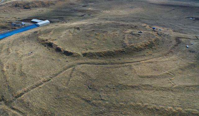 Arkeologlar Ardahan'daki kale kalıntısında 3 bin 500 yıllık tarihi araştırıyor