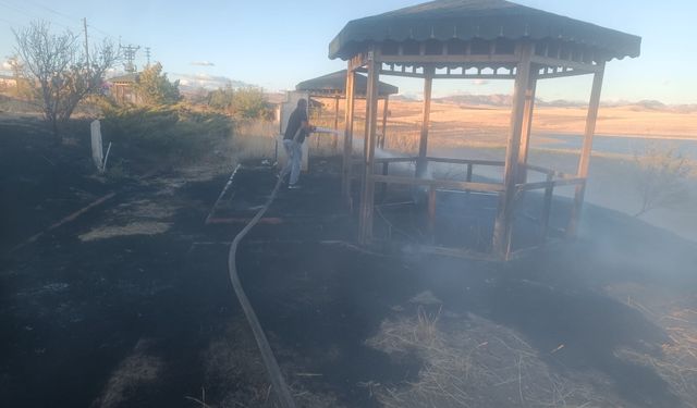 Çemişgezek'te mesire alanında çıkan yangın söndürüldü