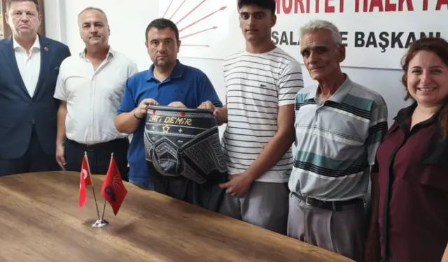 CHP İpsala’dan genç pehlivana kıspet hediyesi