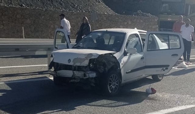 Erzincan'da bariyere çarpan otomobildeki 2'si çocuk 5 kişi yaralandı