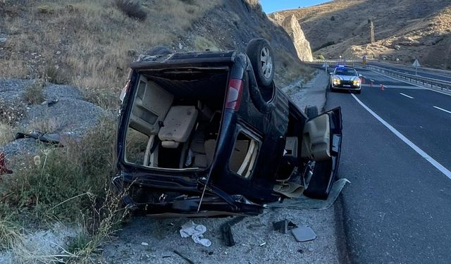 Erzincan'da yol kenarına devrilen hafif ticari araçtaki 3 kişi yaralandı