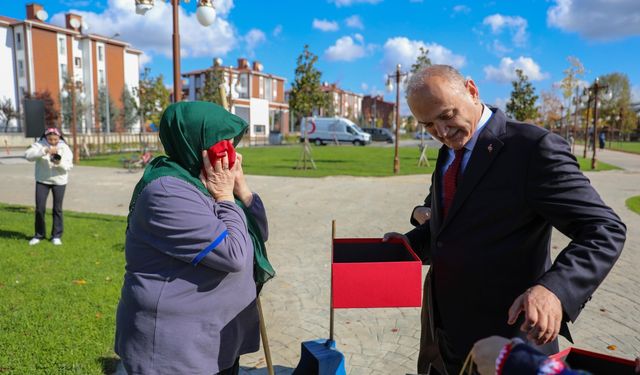 Türk Bayrağını Yere Düşürmemek İçin Gösterdiği Duyarlılık Yürekleri Isıttı
