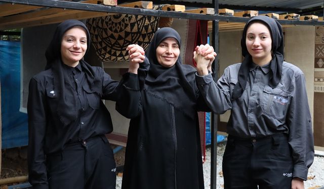 Anne ve kızları, halı yıkama işinin taşıma dahil her aşamasını sırtlıyor