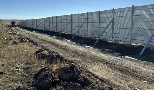 Ardahan'da kışın güvenli ulaşım için kara yollarına kar bariyerleri yapıldı