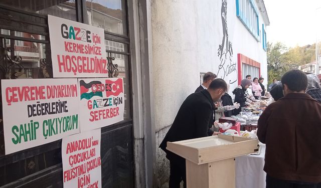 Ardahan'da öğrenciler Gazze yararına kermes düzenledi