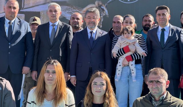 Bakan Yumaklı, Tunceli'de arı kovanı dağıtım töreninde konuştu: