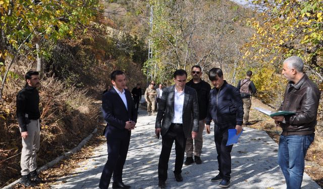 Bitlis Valisi Karakaya, Hizan'da yürütülen yol çalışmalarını inceledi