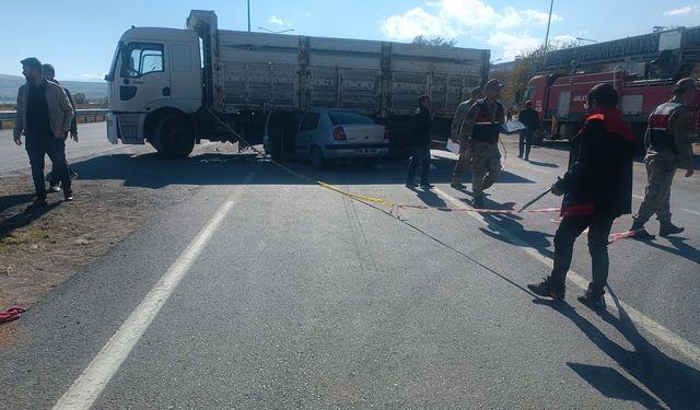 Bitlis'te kamyona çarpan otomobildeki 4 kişi yaralandı