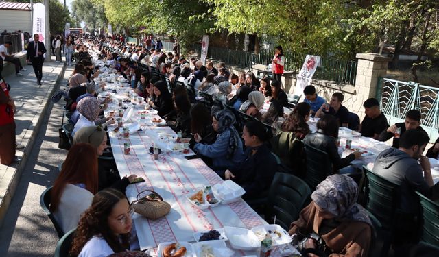 Erzincan'da üniversite kazanan öğrencilere 'Hoş Geldiniz' kahvaltısı verildi