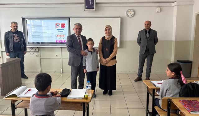 Erzurum'da Heimlich manevrasıyla öğrencisini kurtaran öğretmene tebrik ziyareti